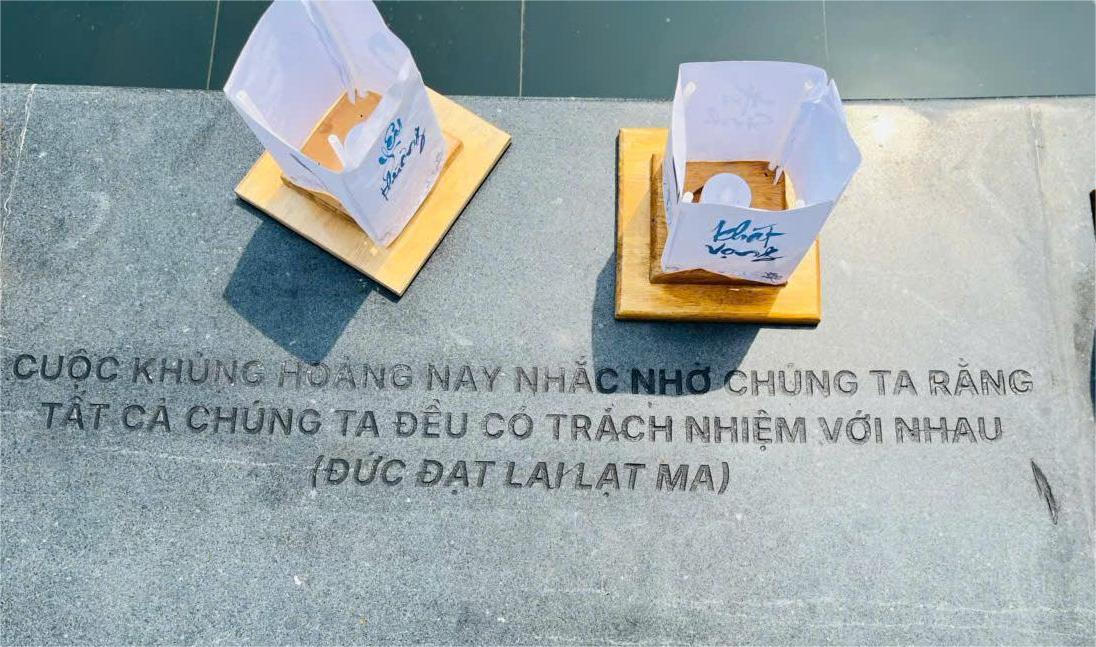 Lắng lòng tại không gian tưởng niệm nạn nhân COVID-19 giữa lòng thành phố