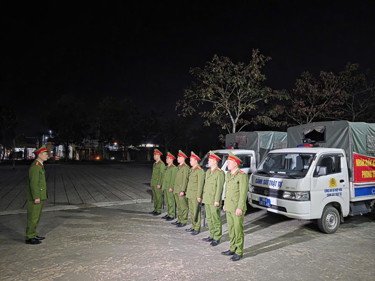 Chỉ huy Công an xã quán triệt cán bộ chiến sĩ tham gia tuần tra xuyên đêm đảm bảo ANTT Đại hội XIV của Đảng.