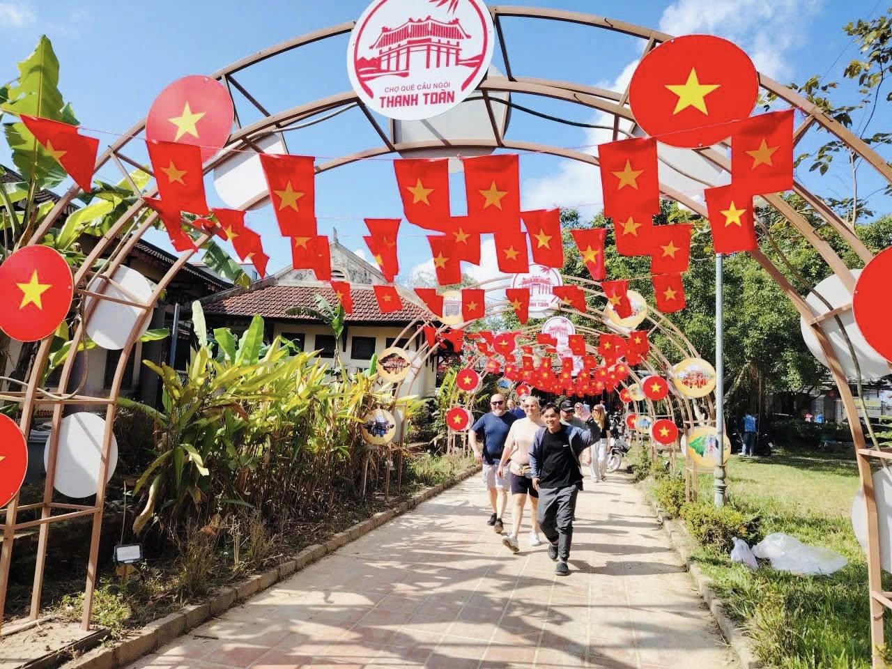 Là di tích gần 250 năm tuổi, cầu ngói Thanh Toàn không chỉ mang giá trị kiến trúc, văn hóa đặc sắc mà còn là điểm đến hút khách giữa lòng xứ Huế.