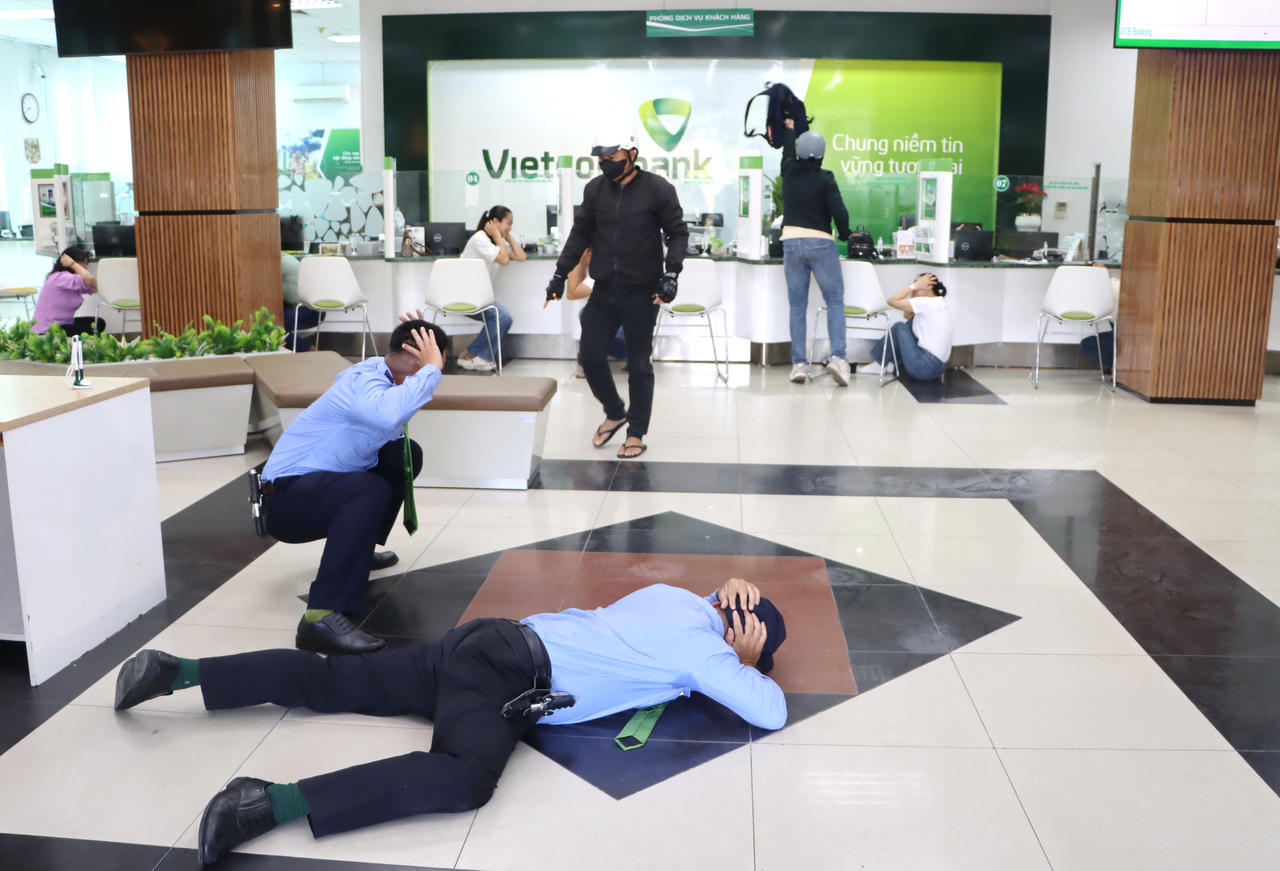 Tình huống giả định: Các đối tượng đe dọa nhân viên và khách hàng tại phòng giao dịch.