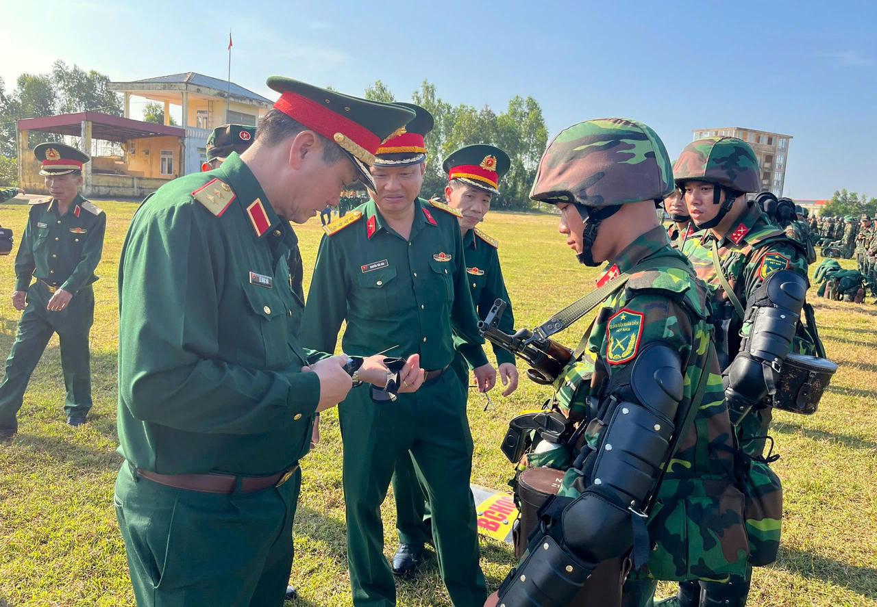 Trung tướng Lê Ngọc Hải, Tư lệnh Quân khu 5 trực tiếp kiểm tra tại Thao trường phía Bắc Quân khu 5.