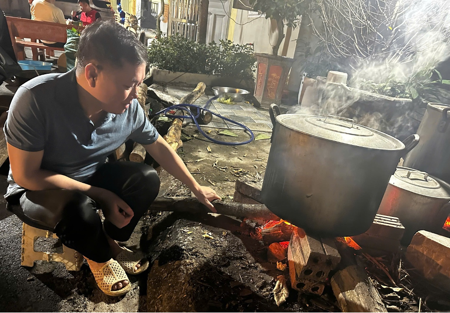 Người dân xóm “Nhà Lá” ngồi bên nồi bánh chưng đêm 26 tháng Chạp.