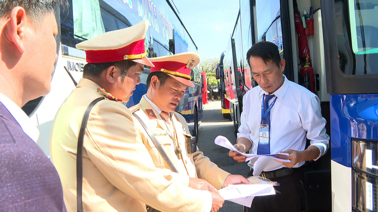 Lực lượng Cảnh sát giao thông tăng cường kiểm tra phương tiện tại bến xe phía Nam Huế.