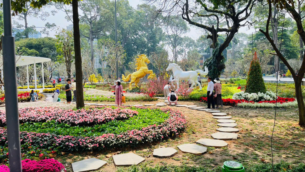 Lắng lòng tại không gian tưởng niệm nạn nhân COVID-19 giữa lòng thành phố