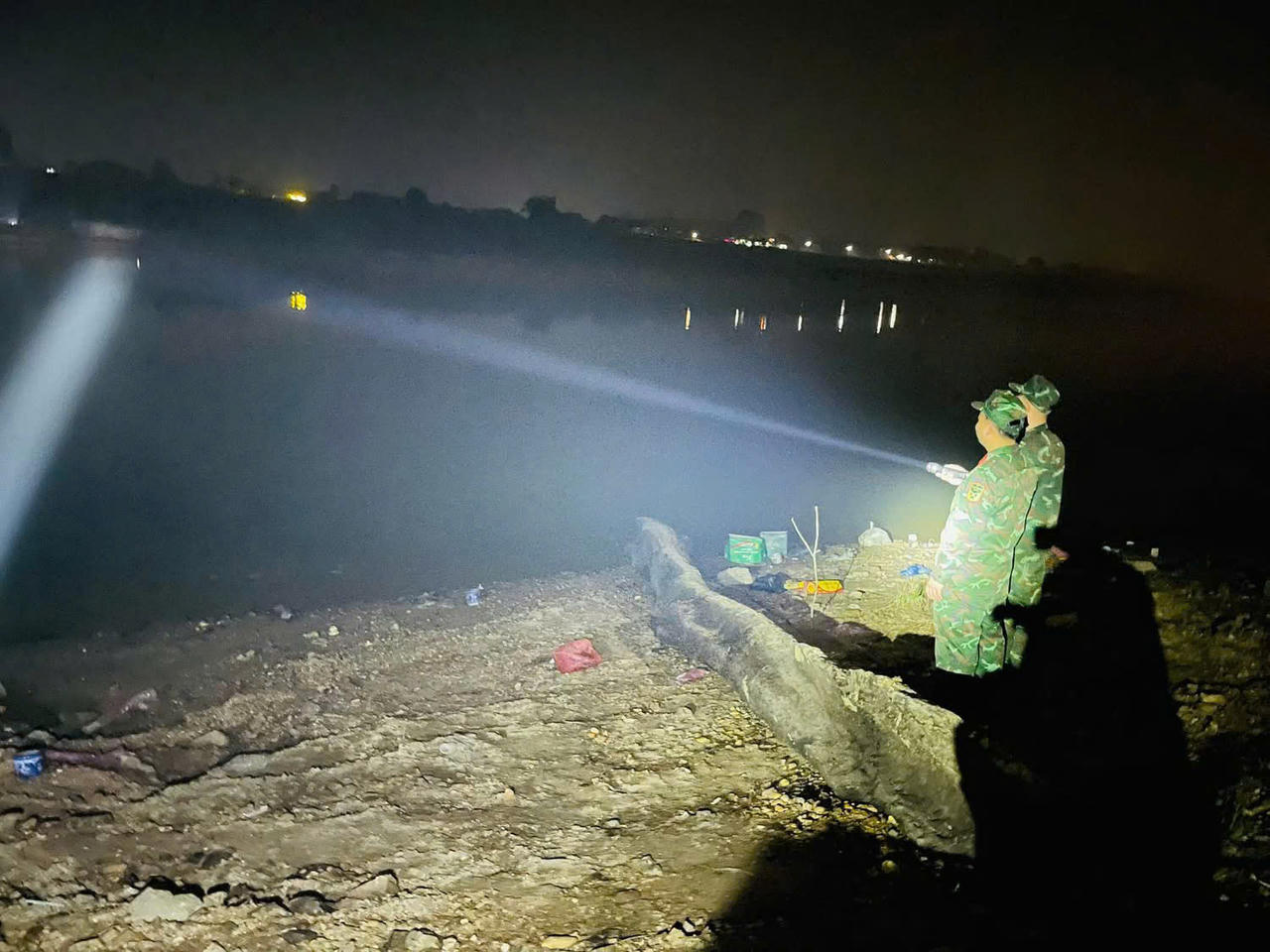 Quân khu 2 khảo sát thực địa, chuẩn bị phương án bắc cầu phao tạm qua sông Lô