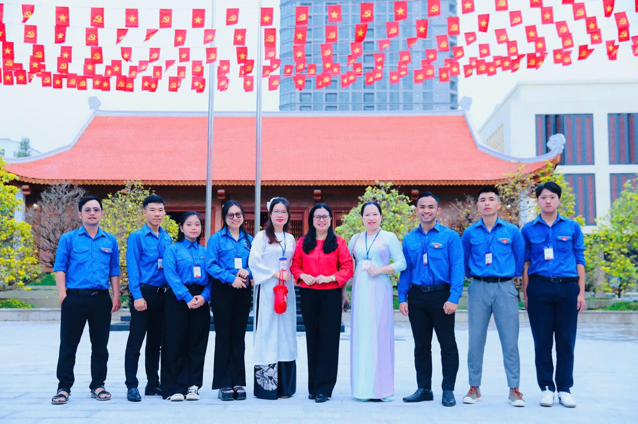 Cán bộ, đảng viên và Nhân dân phường Trấn Biên chụp ảnh lưu niệm sau lễ dâng hương tại Nhà thờ Chủ tịch Hồ Chí Minh.