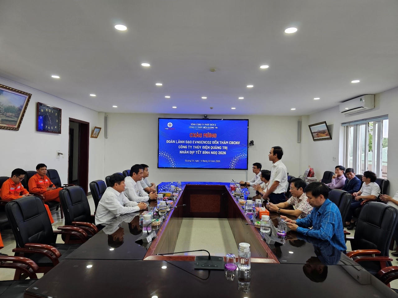 Lãnh đạo công ty Thủy điện Quảng Trị báo cáo với đoàn công tác.&nbsp;