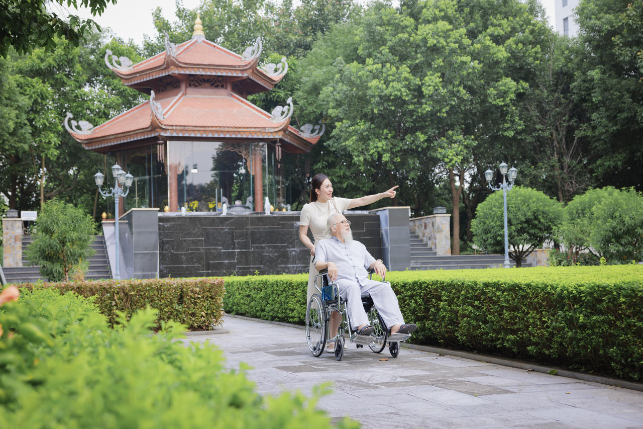 Toạ lạc trong khuôn viên gần 10ha, Phương Đông là bệnh viện hiếm hoi sở hữu không gian cây xanh và tiện ích nghỉ dưỡng, góp phần nâng tầm giá trị chữa bệnh - chữa lành