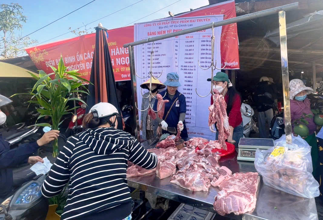 Nhiều người dân vui mừng vì mua được thịt heo ngon với giá cả phải chăng vào dịp Tết.