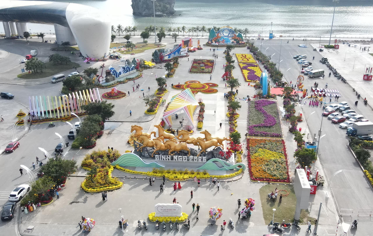 Hàng vạn du khách đến với "Xuân di sản - kỳ quan số" Quảng Ninh