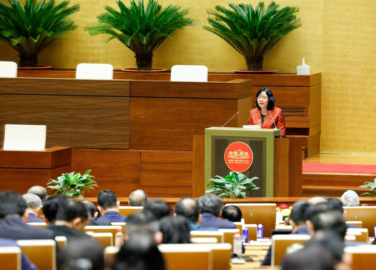 Bà Bùi Thị Minh Hoài trình bày chuyên đề “Phát huy sức mạnh đại đoàn kết toàn dân tộc trong sự nghiệp xây dựng, phát triển đất nước và bảo vệ Tổ quốc trong kỷ nguyên mới” tại Hội nghị trực tuyến toàn quốc nghiên cứu, học tập, quán triệt và triển khai thực hiện Nghị quyết Đại hội đại biểu toàn quốc lần thứ XIV của Đảng.
