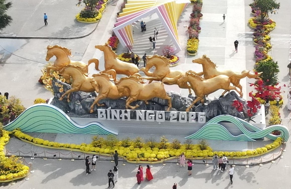 Cụm biểu tượng 8 linh vật ngựa dũng mãnh, biểu trưng cho sức mạnh, tài lộc và thành công trong năm mới.