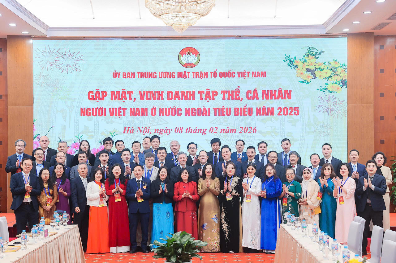 Bà Bùi Thị Minh Hoài, Ủy viên Bộ Chính trị, Bí thư Trung ương Đảng, Bí thư Đảng ủy Mặt trận Tổ quốc, các đoàn thể Trung ương, Chủ tịch Ủy ban Trung ương Mặt trận Tổ quốc Việt Nam chụp ảnh lưu niệm cùng kiều bào tại cuộc gặp mặt, vinh danh tập thể, cá nhân người Việt Nam ở nước ngoài tiêu biểu năm 2025