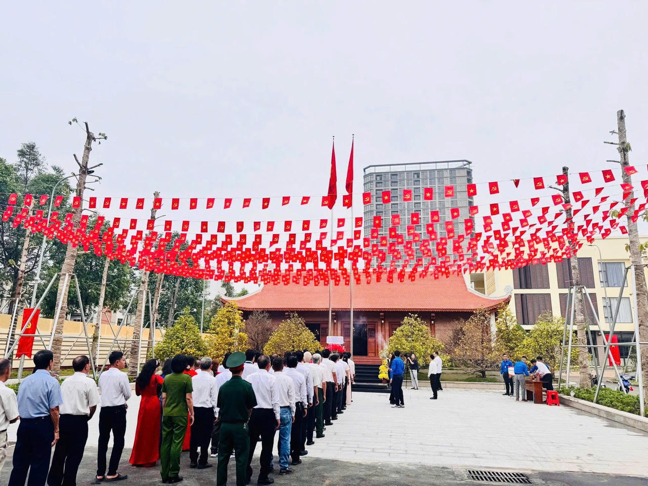 Đông đảo cán bộ, Nhân dân thành kính dâng hương tại Nhà thờ Chủ tịch Hồ Chí Minh.