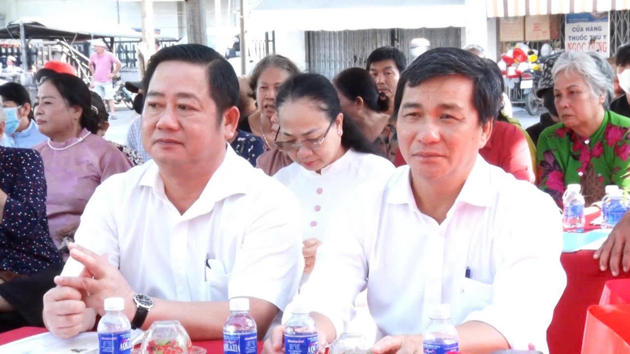 Ông Dương Minh Tuấn (bên phải), Phó Vụ trưởng Vụ Địa phương 3, Ban Tuyên giáo và Dân vận Trung ương thuộc đơn vị bầu cử số 5.