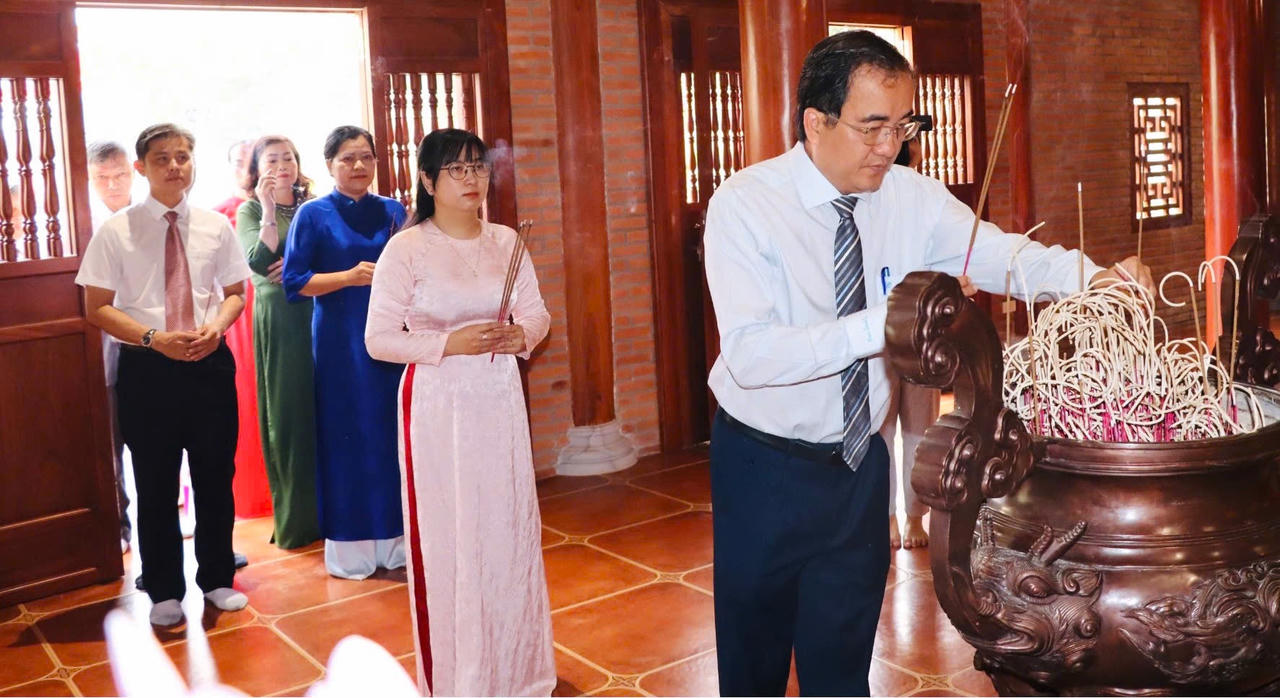 Cán bộ phường Trấn Biên dâng hương tại Nhà thờ Chủ tịch Hồ Chí Minh.