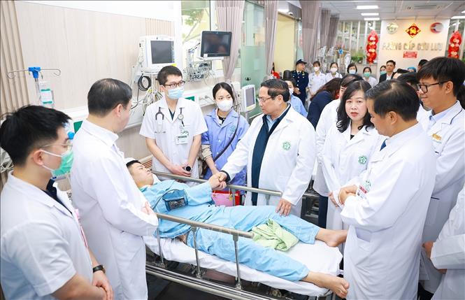 Thủ tướng Phạm Minh Chính thăm, chúc Tết bệnh nhân đang điều trị tại Bệnh viện Bạch Mai. Ảnh: Dương Giang/TTXVN