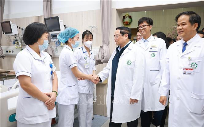 Thủ tướng Phạm Minh Chính thăm, chúc Tết các y sĩ, bác sĩ Bệnh viện Bạch Mai. Ảnh: Dương Giang/TTXVN