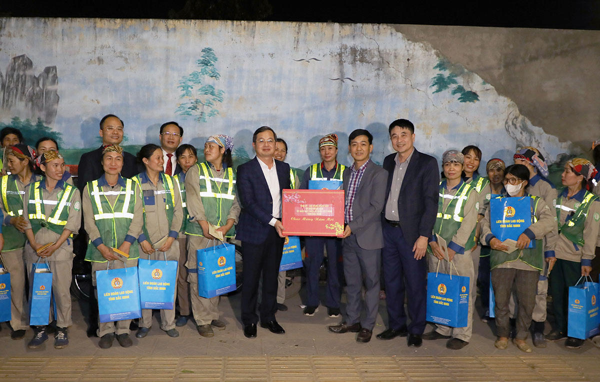 Chủ tịch tỉnh Bắc Ninh thăm, động viên một số đơn vị làm nhiệm vụ đêm giao thừa