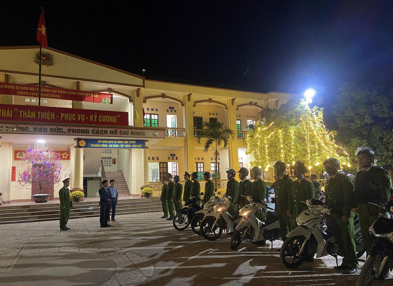 Đồng chí Bí thư quán triệt tinh thần với toàn bộ lực lượng Công an trước khi ra quân, tuần tra kiểm soát, đảm bảo tuyệt đối an toàn cho người dân chuẩn bị đón giao thừa.