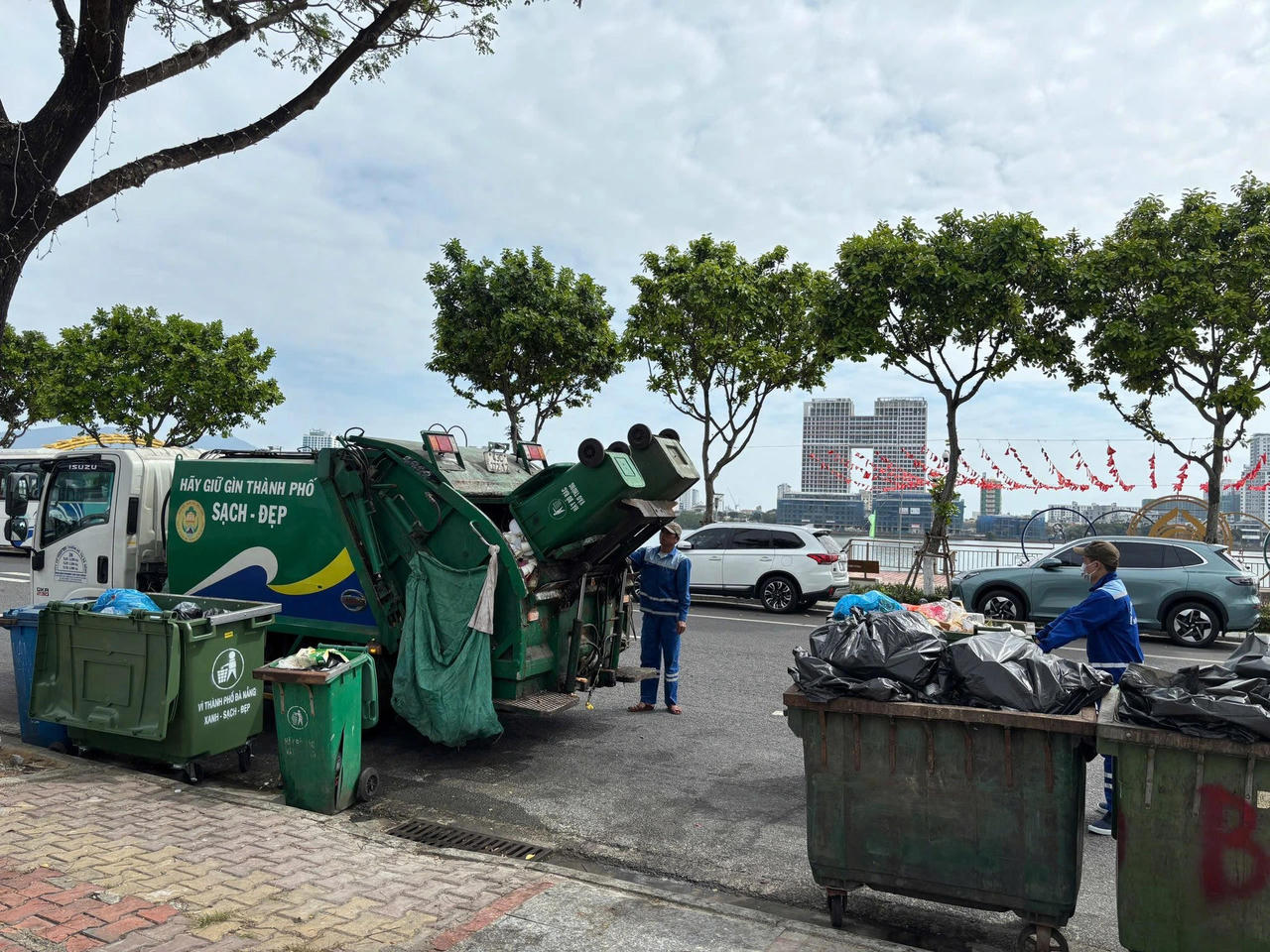 Công nhân vệ sinh môi trường những ngày cuối năm nỗ lực dọn sạch chợ hoa và phố phường, góp phần để người dân vui xuân, đón tết trong không gian xanh - sạch - đẹp.