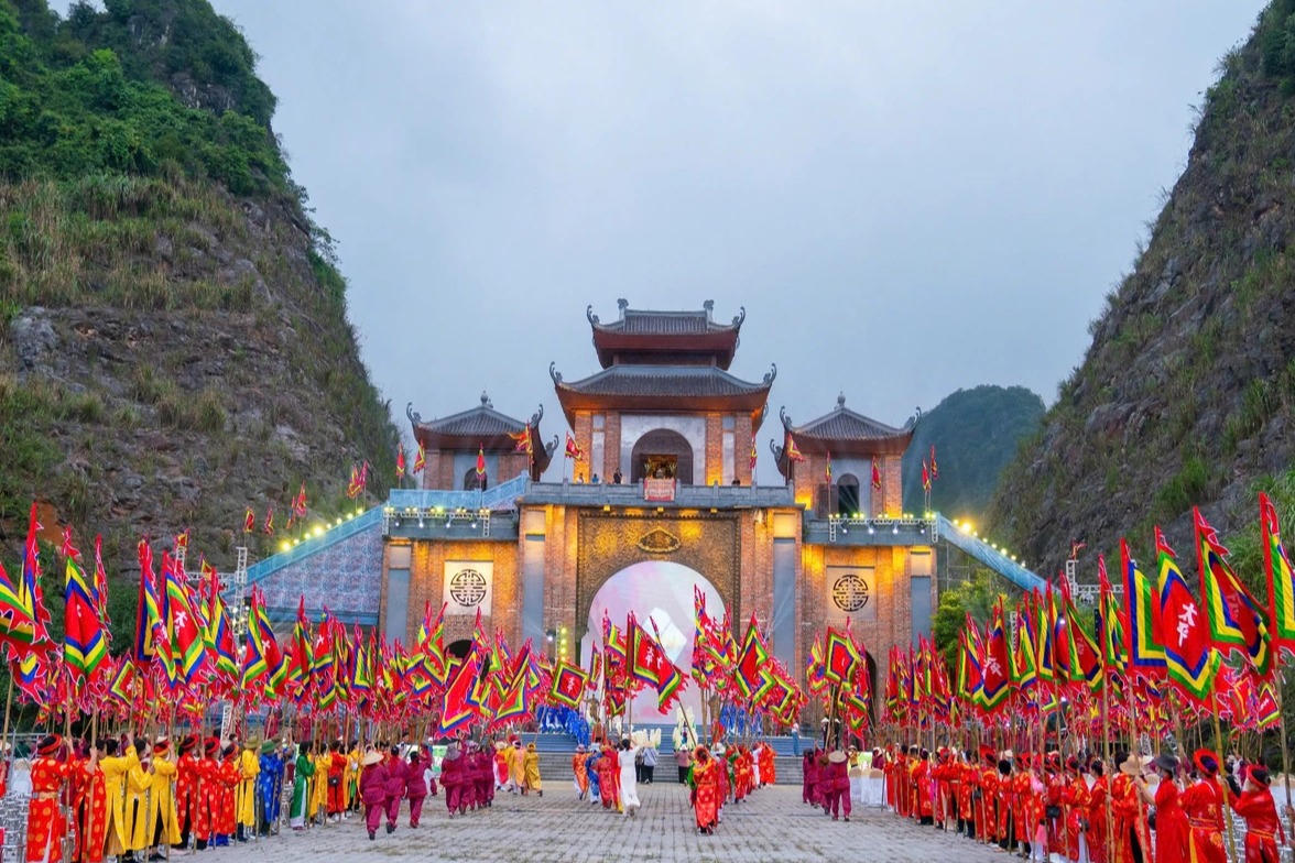 Khám phá lễ hội Đàn Kính Thiên và phim trường cổ trang ở Thung Ui