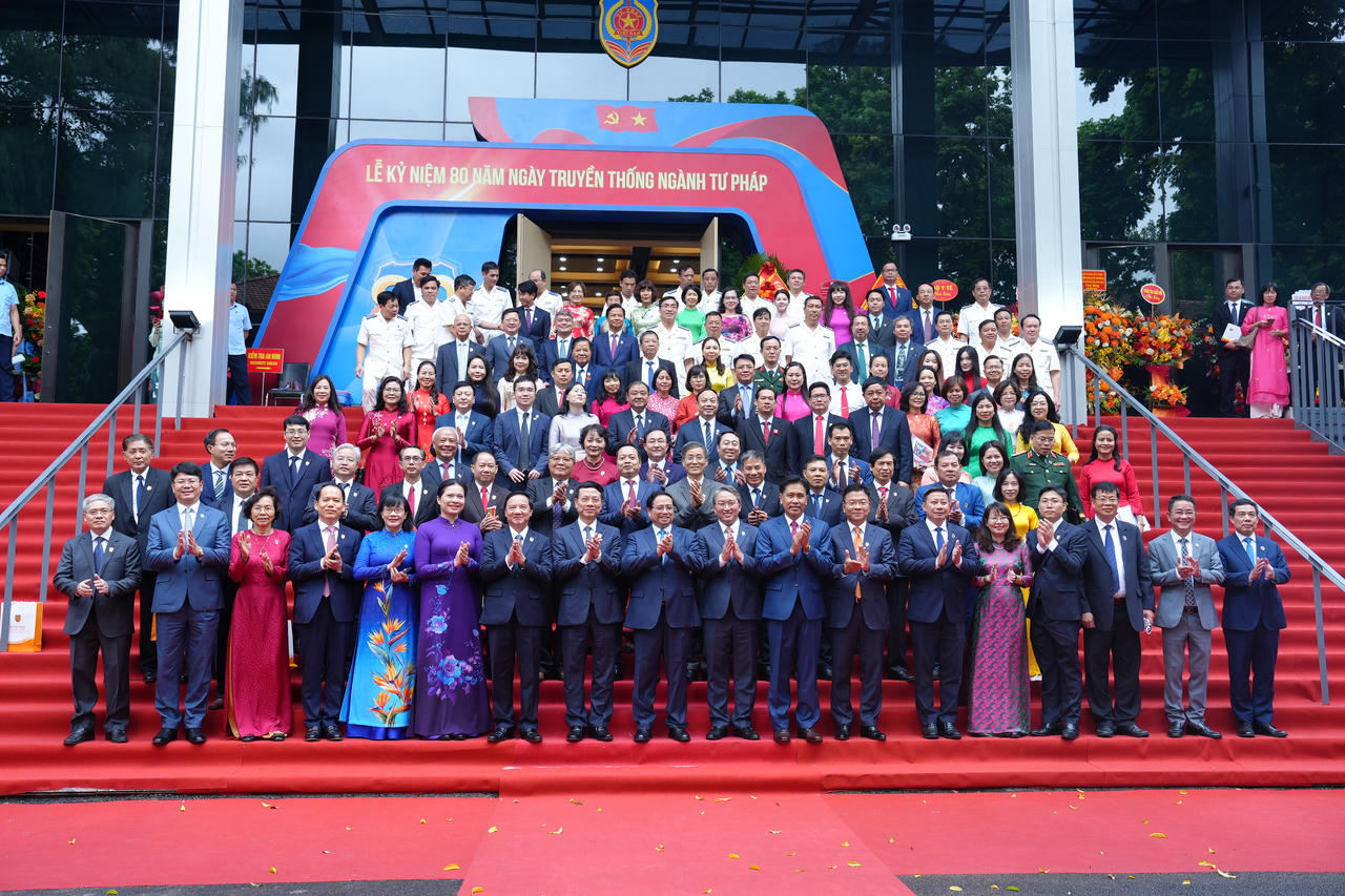 Thủ tướng Chính phủ Phạm Minh Chính chụp ảnh lưu niệm cùng các đại biểu tại tại Lễ kỷ niệm 80 năm Ngày truyền thống ngành Tư pháp 28/8/1945-28/8/2025 và Đại hội Thi đua yêu nước ngành Tư pháp lần thứ VI, ảnh trong bài: Phương Mai