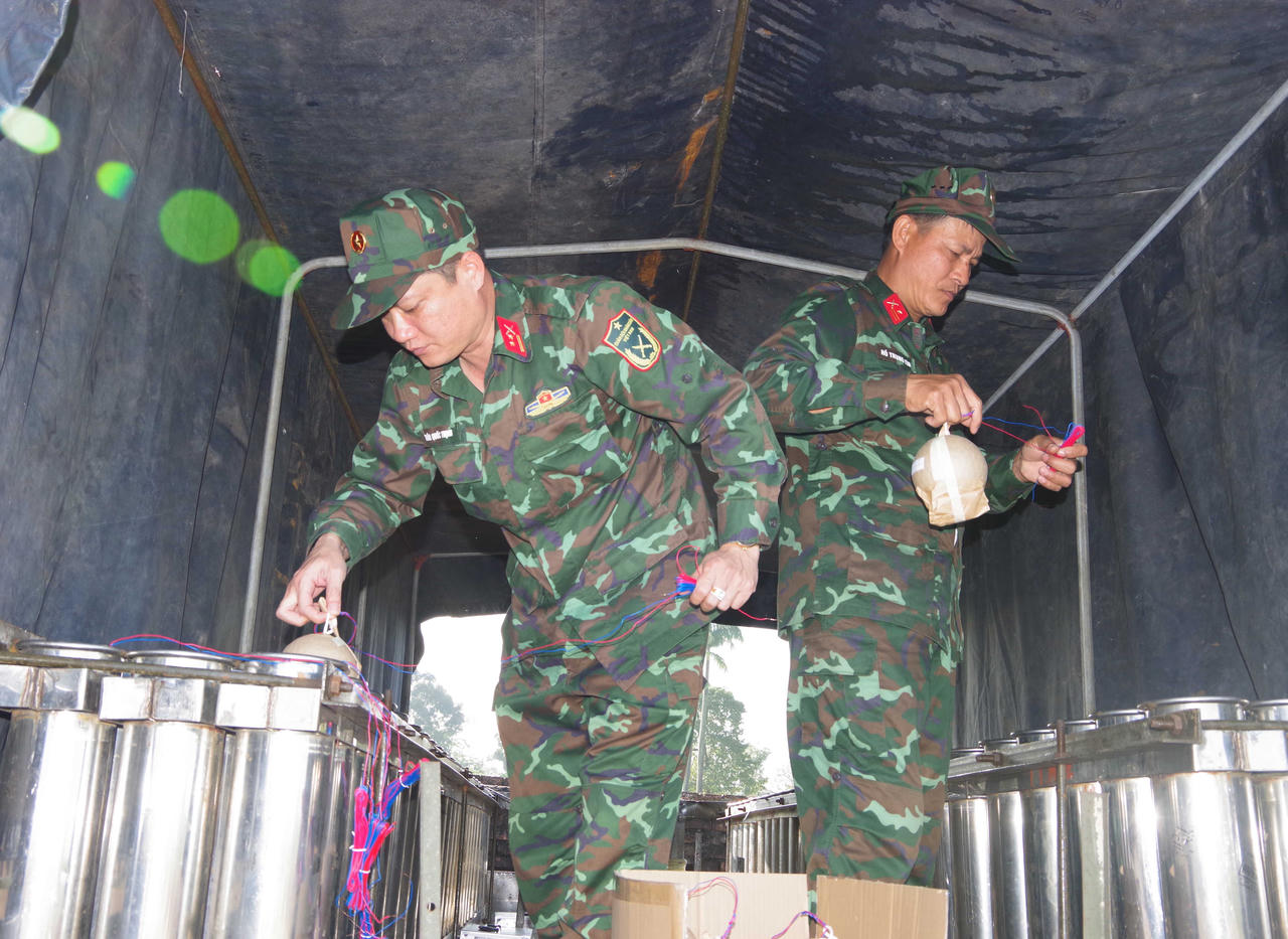 Các Kỹ thuật viên bỏ pháo vào các nòng súng.