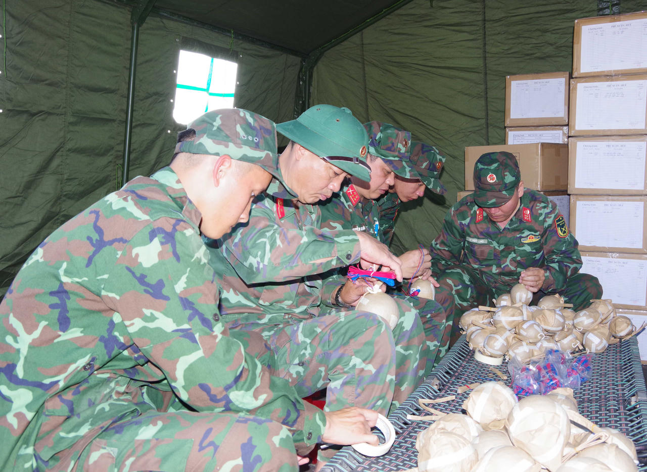 Cán bộ, chiến sĩ đấu nối từng quả pháo.