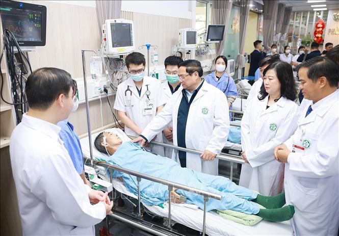 Thủ tướng thăm, chúc Tết, động viên y bác sĩ và bệnh nhân tại các bệnh viện