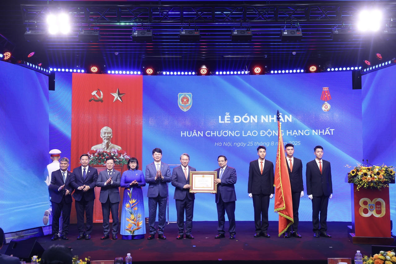 Thủ tướng Chính phủ Phạm Minh Chính trao Huân chương lao động hạng Nhất cho Bộ Tư pháp