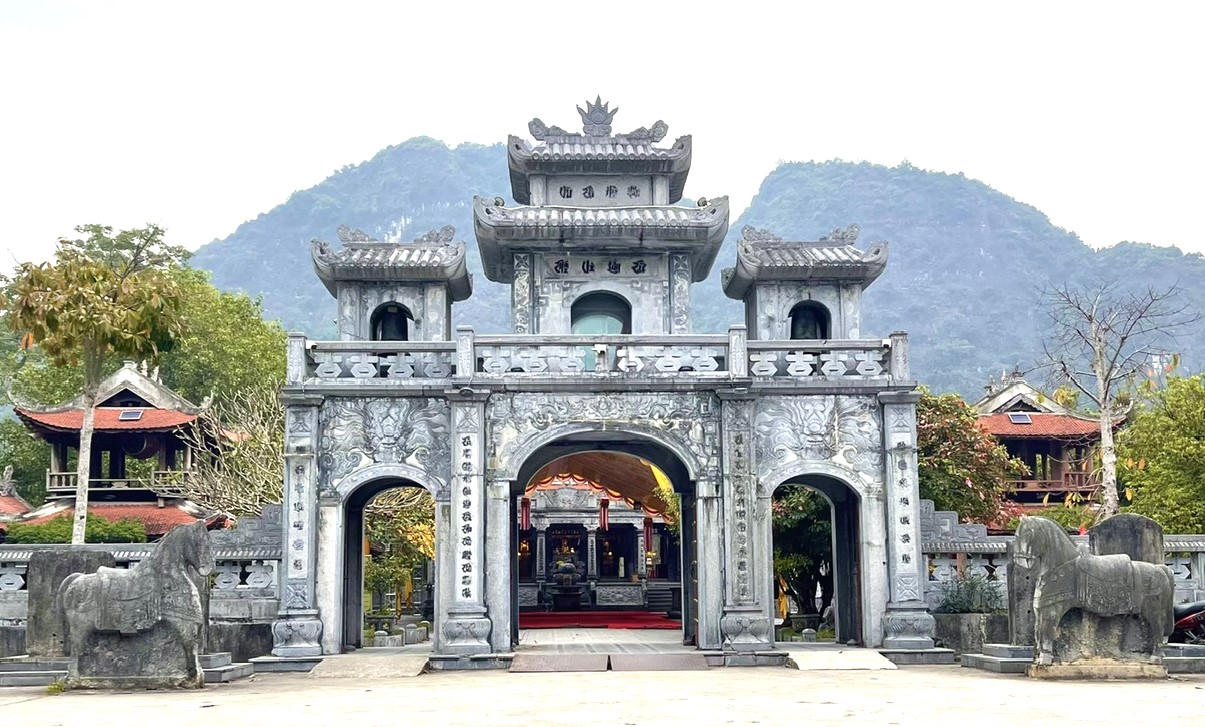 Xuân Bính Ngọ về miền Cố đô chiêm bái đền Thái Vi có đôi ngựa đá cổ