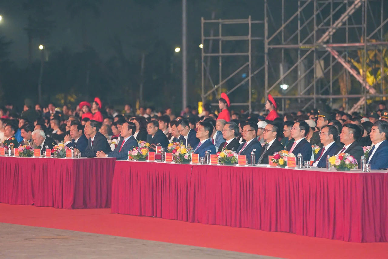 Các đại biểu dự chương trình nghệ thuật.