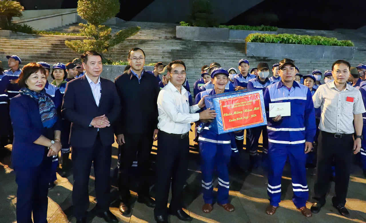 Ông Trần Anh Tuấn, Phó chủ tịch UBND TP Đà Nẵng (áo trắng) thăm, động viên các công nhân vệ sinh môi trường trước giờ giao thừa.