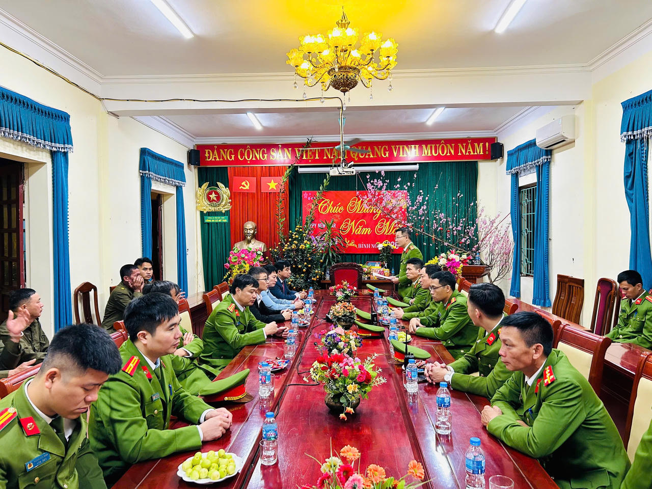 Thượng tá Vũ Ngọc Hùng - Ủy viên Ban Thường vụ Đảng ủy, Trưởng Công an xã báo cáo kế hoạch triển khai nhiệm vụ.