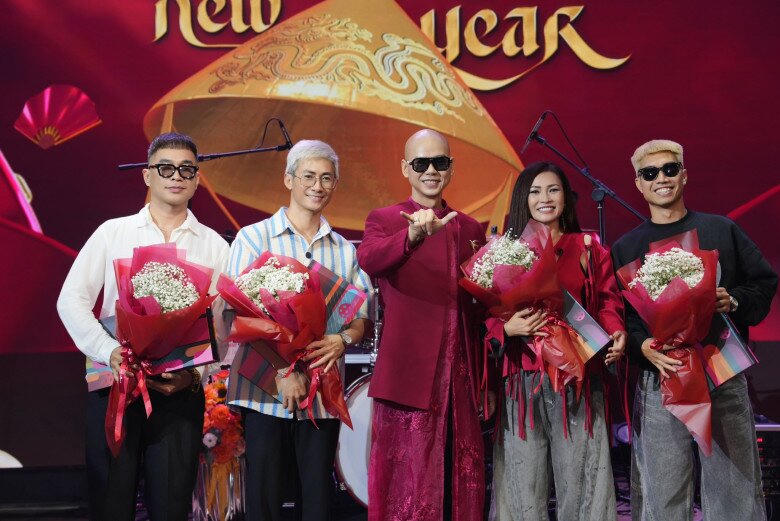 Các nghệ sĩ cùng chung vui với Phan Đinh Tùng (ảnh Huyền Thương).