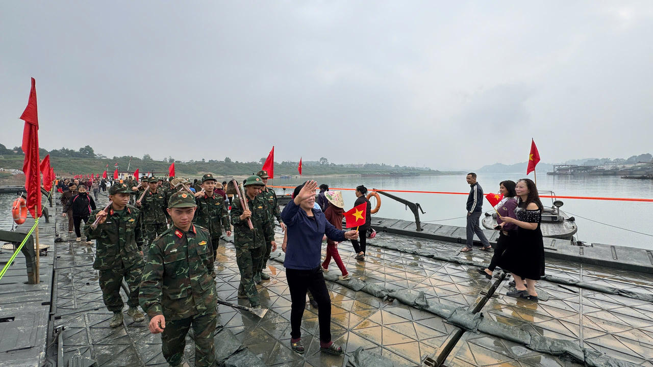 Cầu phao qua sông Lô chính thức thông xe sau 1 ngày bắc cầu