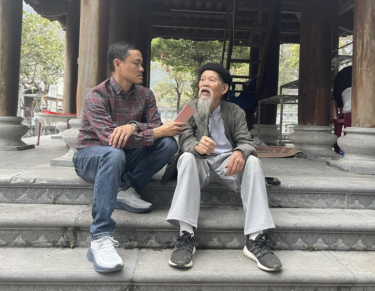 Xuân Bính Ngọ về miền Cố đô chiêm bái đền Thái Vi có đôi ngựa đá cổ