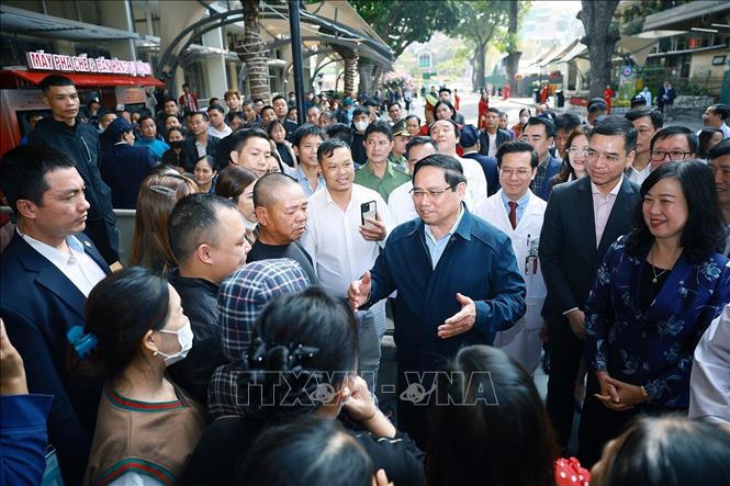 Thủ tướng Phạm Minh Chính thăm hỏi, chúc Tết người thân bệnh nhân điều trị tại Bệnh viện Bạch Mai. Ảnh: Dương Giang/TTXVN