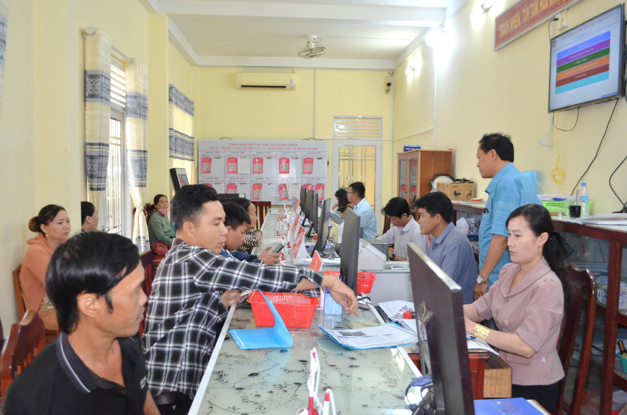 Năm 2025, Trung tâm Phục vụ hành chính công xã Định Thành đã tiếp nhận và giải quyết hơn 3.000 hồ sơ, tỷ lệ giải quyết đúng hạn đạt trên 97%, tạo sự chuyển biến rõ nét trong chất lượng phục vụ người dân.