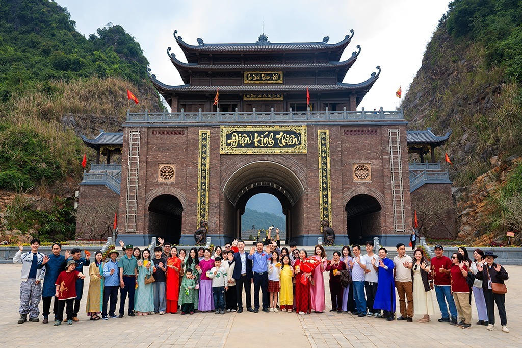 Những đoàn khách đầu tiên tại khu du lịch Thung Ui