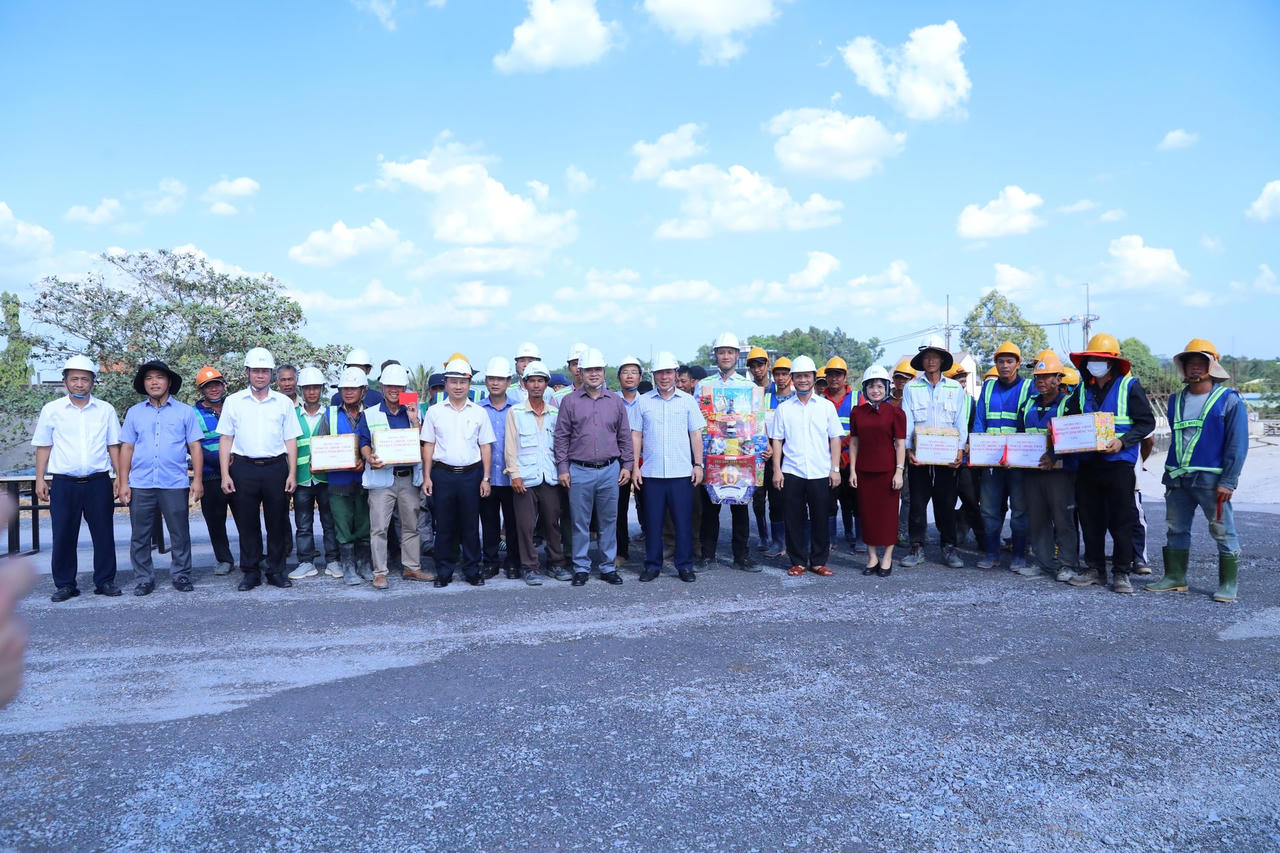 Chủ tịch UBND tỉnh Đồng Nai thăm, tặng quà lực lượng thi công xuyên Tết.