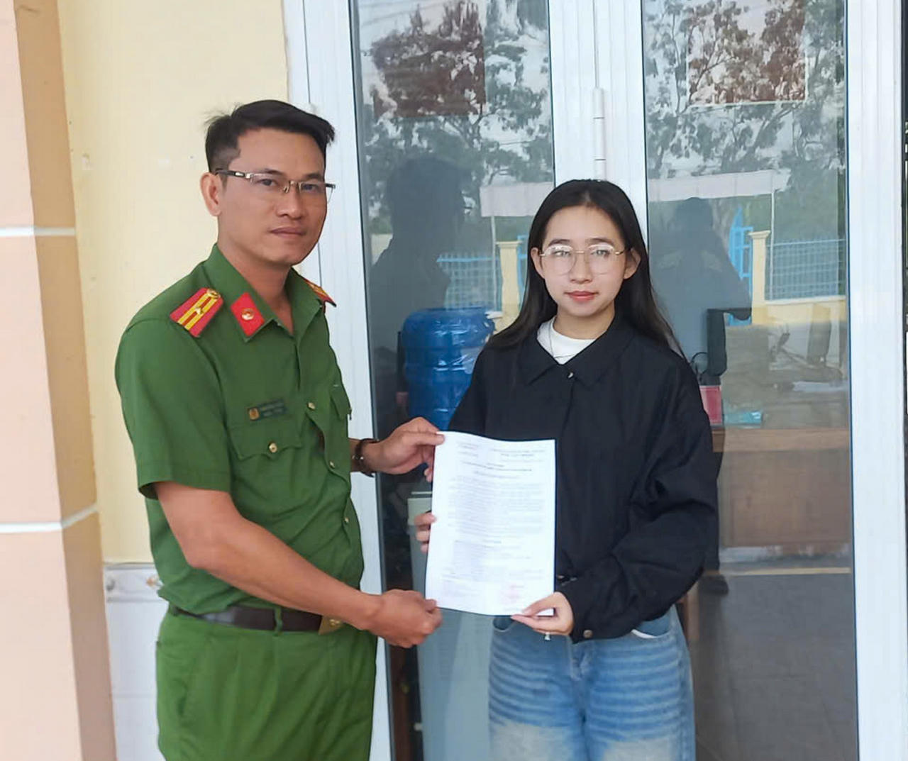 Công an xã Khánh An trao Quyết định gọi công dân thực hiện nghĩa vụ quân sự tham gia Công an nhân dân cho em Lê Thị Duyên.