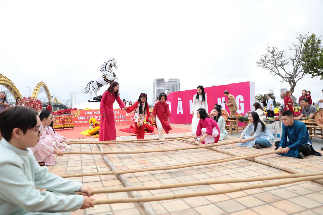 Đà Nẵng tưng bừng đón du khách “xông đất” đầu năm Bính Ngọ 2026