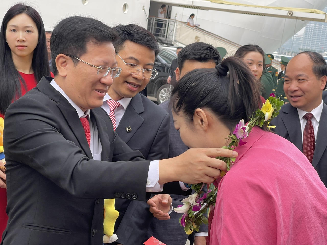 Hàng ngàn du khách tàu biển quốc tế đến Quảng Ninh “xông đất” ngày 1 Tết