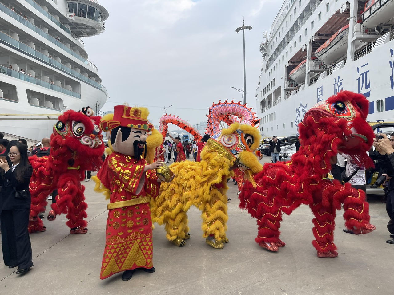 Các nghi lễ tết truyền thống như trống hội, múa lân, tặng hoa, lì xì… diễn ra trang trọng tại lễ đón khách tàu biển quốc tế “xông đất” Quảng Ninh ngày mùng 1 Tết Nguyên Đán Bính Ngọ 2026.