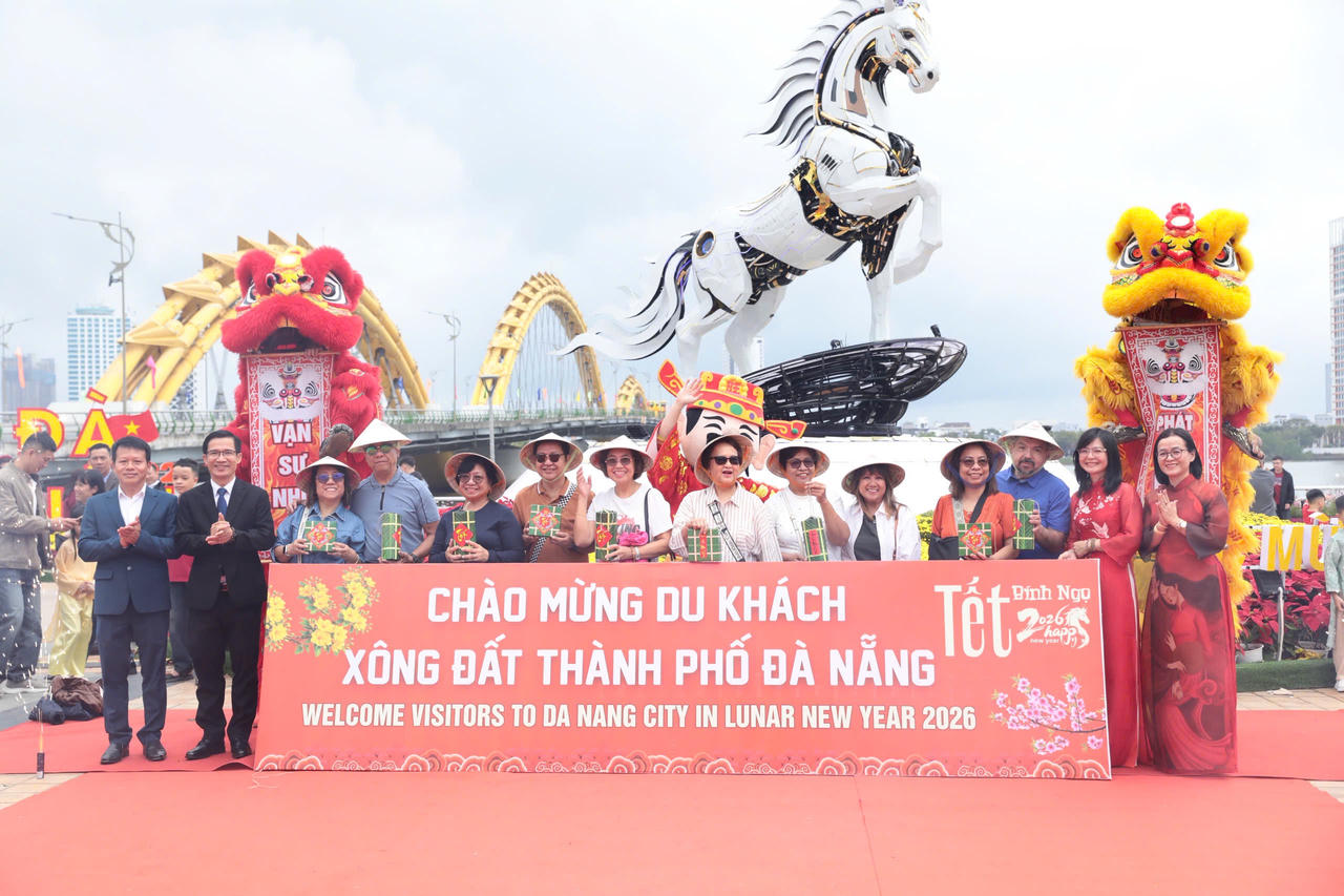 Đà Nẵng tưng bừng đón du khách “xông đất” đầu năm Bính Ngọ 2026