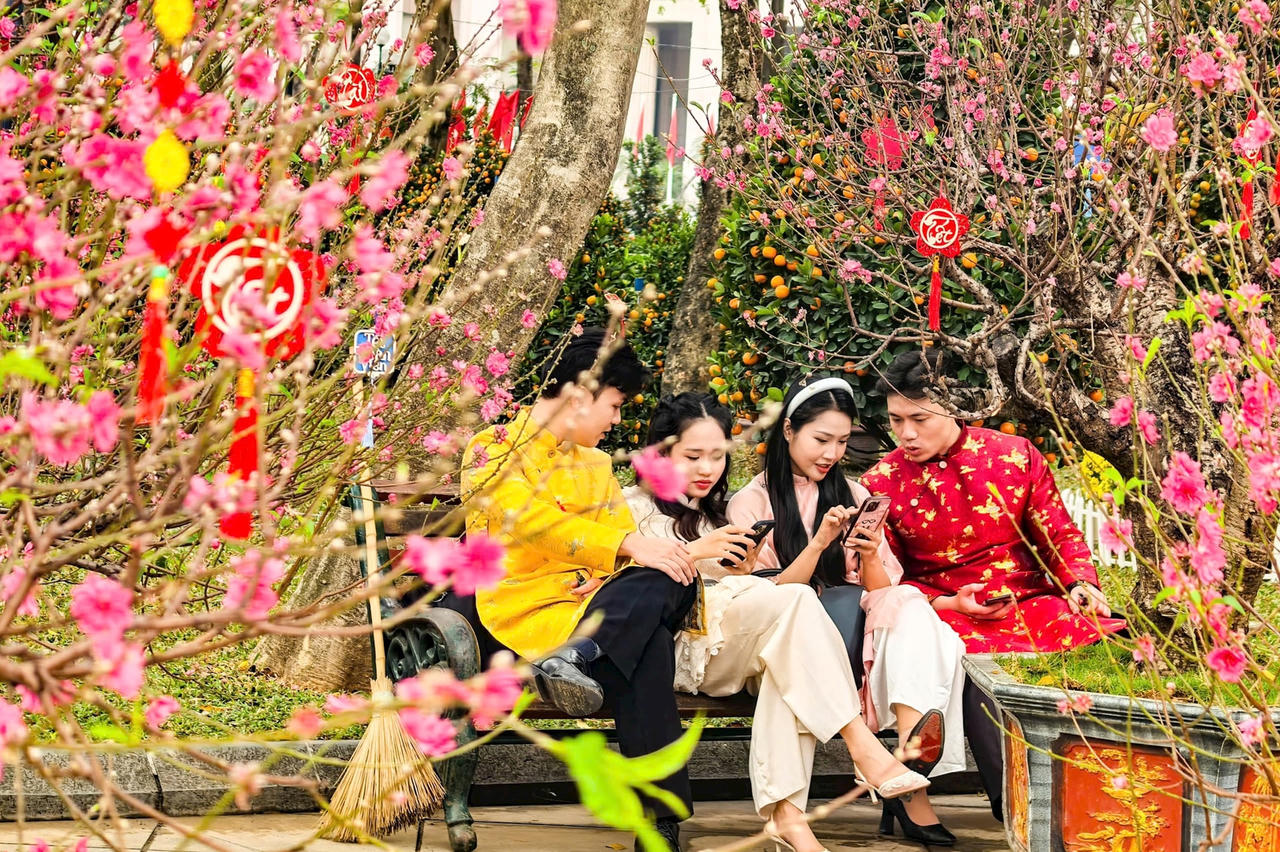 Lần đầu tiên, khu vực vườn hoa tượng đài vua Lý Thái Tổ và Nhà Bát Giác tổ chức vườn hoa xuân lớn nhất từ trước đến nay. (Ảnh: H.L).