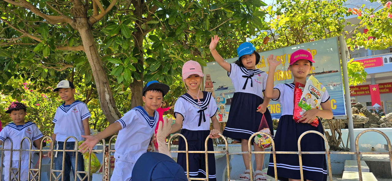 Các em bé trên đảo Song Tử Tây, Ảnh: Bình An