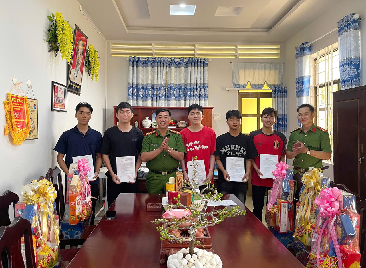 Công an xã Đông Hải trao Quyết định và tặng quà cho công dân thực hiện nghĩa vụ tham gia Công an nhân dân.